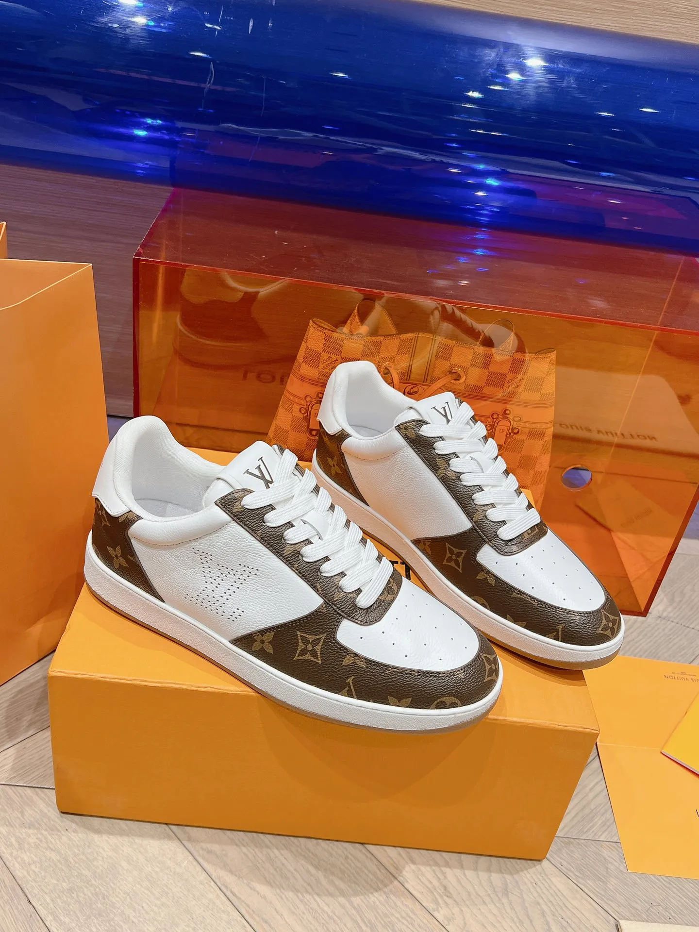 👟👟Ex-factory price 680👟👟 LV new white shoes men's letter series letter color matching pure cowhide 3D printed breathable holes men's casual business travel shoes👟full of comfort Size number: 39-45